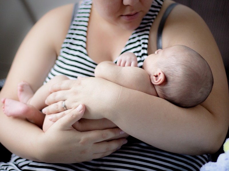 Eine Mutter hält ihr Baby im Arm.