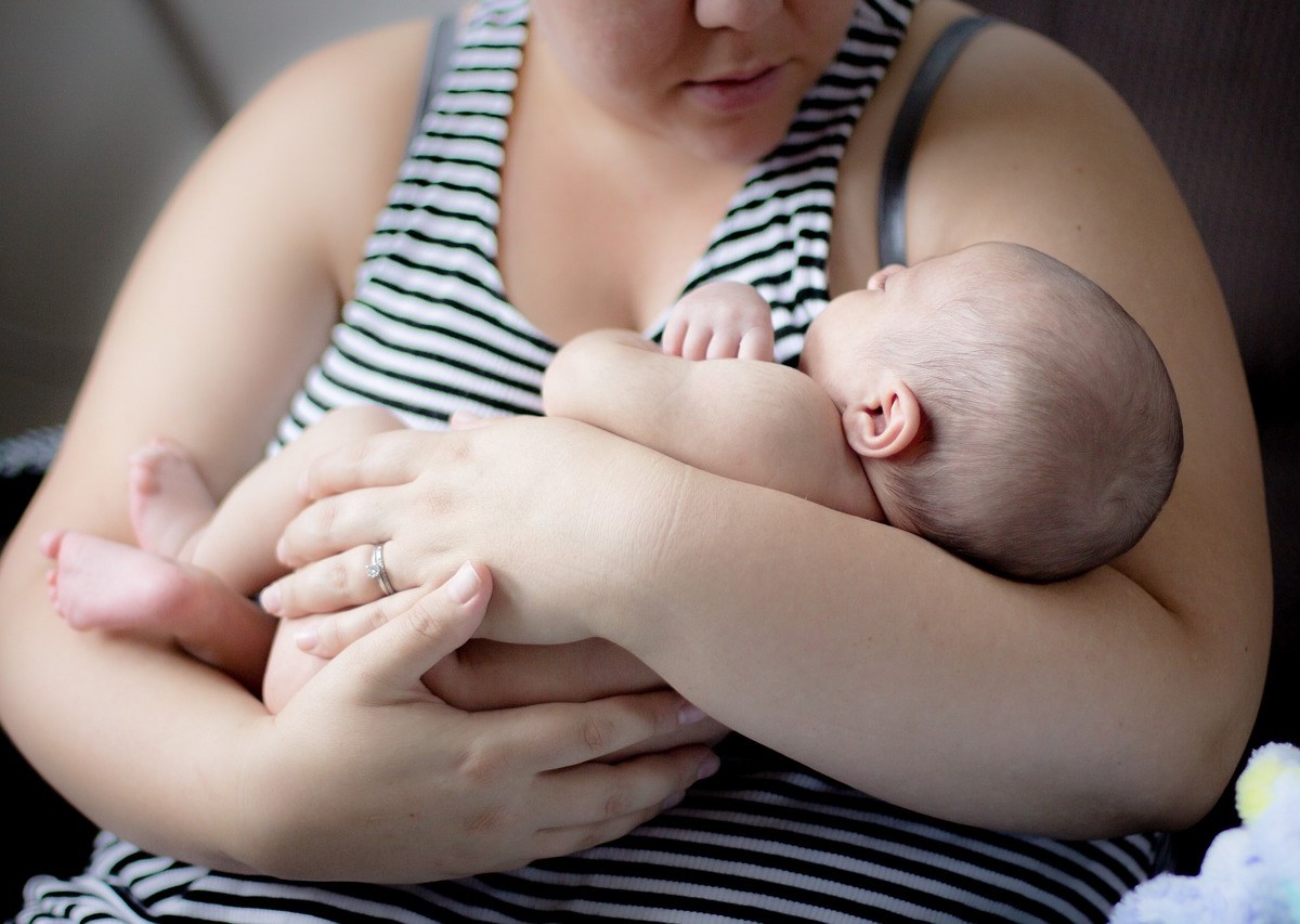 Eine Mutter hält ihr Baby im Arm.