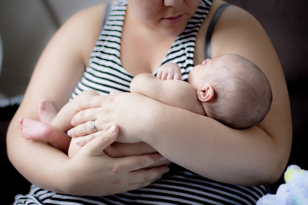 Eine Mutter hält ihr Baby im Arm.