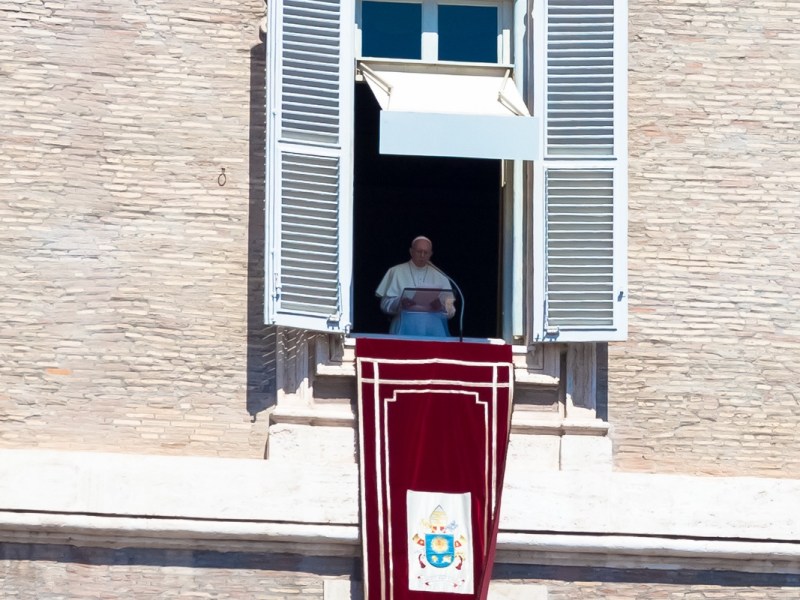 Papst Franziskus steht am Fenster im Vatikan.