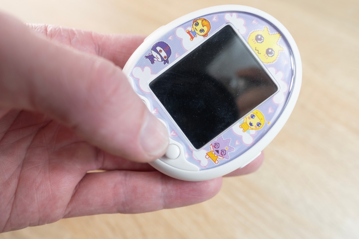 Ein Bild von einem Tamagotchi in einer Hand.