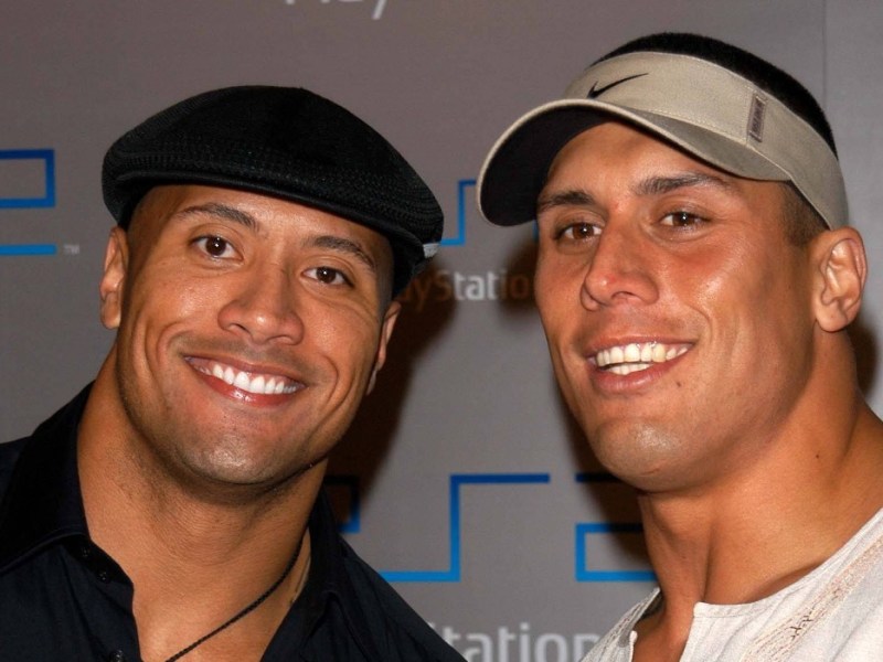 Schauspieler Dwayne Johnson mit seinem Bruder.